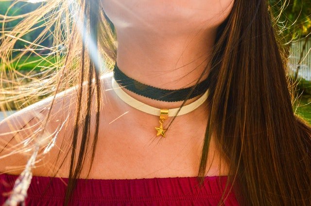 what does it mean when a girl wear a chokers