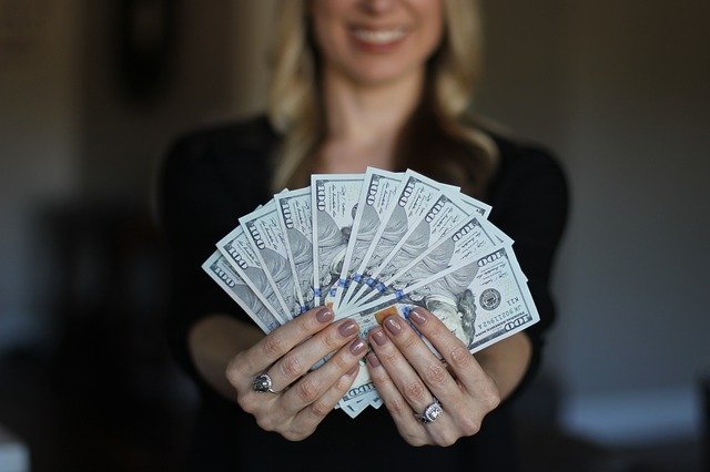 Itchy Right Palm: Does Right Hand itching indicate Money into your life?